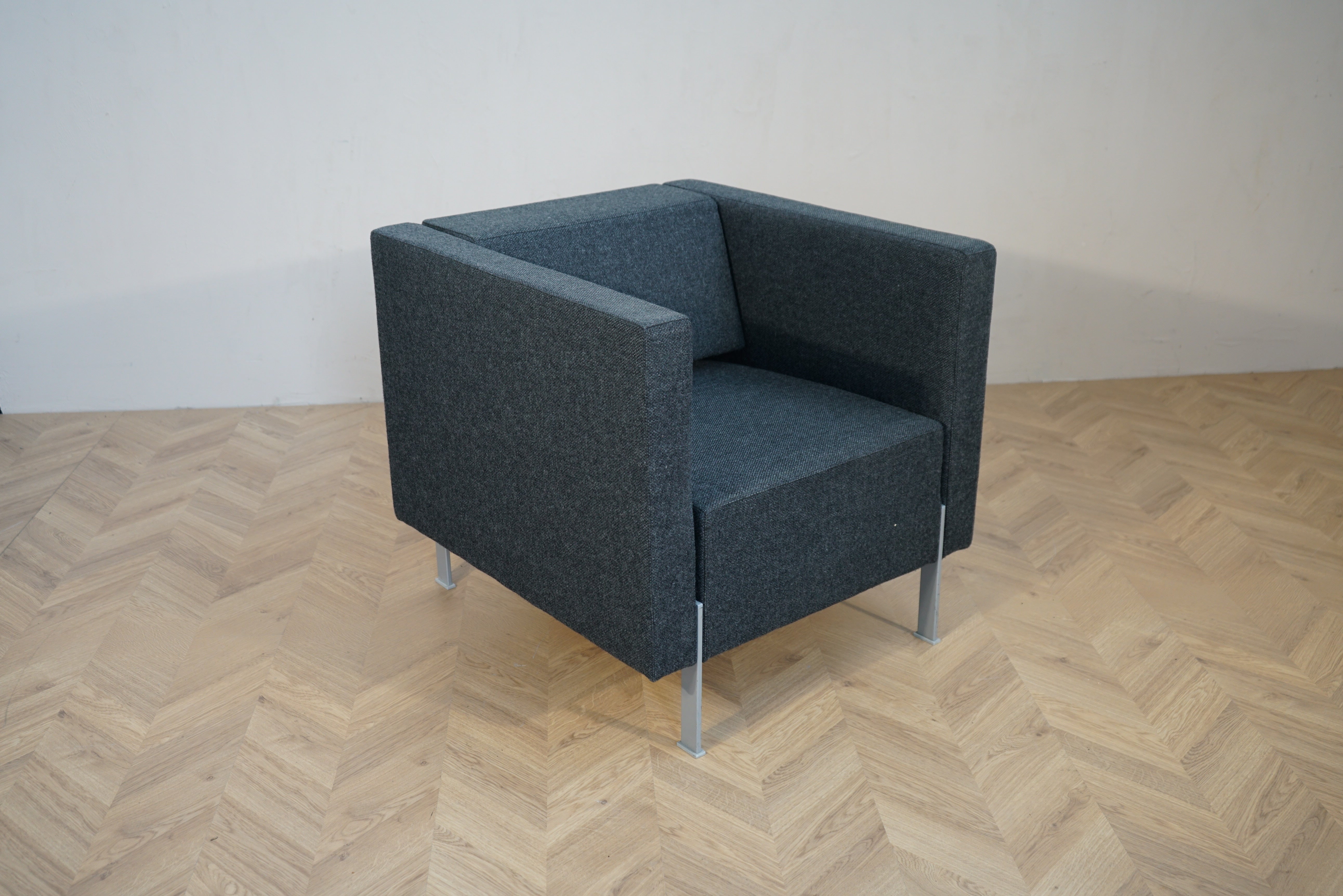 Kinnarps Pio loungestol i mørkegrå stof set fra skrå vinkel – designet af Dan Ihreborn